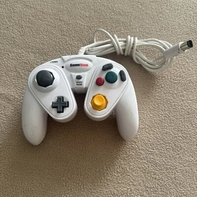 Game Stop G3 Pelican Wired Turbo Controller for Nintendo Game Cube & Wii – White - Image 1 of 4