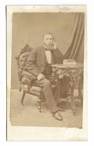 Circa 1860 CDV Antiguo Cartes De Visite Hombre No Identificado En Silla En Escritorio - Imagen 1 de 10
