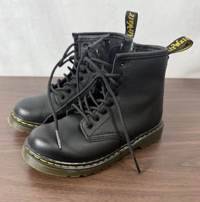 Botas de combate Dr. Martens Doc 1460 juvenil tamanho 10C couro preto zíper lateral - Imagem 1 de 4