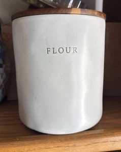 Bidone "Farina" Magnolia Cuore e Mano in Gres Crema con Coperchio in Legno di ACACIA - Foto 1 di 3