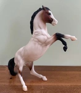 Breyer Classic / Freedom Modellpferd MUSTANG Bay Roan #736 Aufzuchthengst - Bild 1 von 7