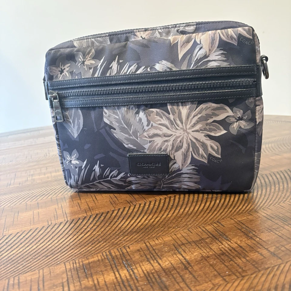 Funda para iPad/tablet Coach negra con flores Foto 1 de 4