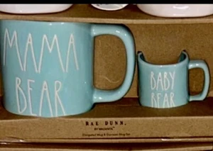 Rae Dunn Mama Bär/Baby Bär hellblau Junge Mama Tasse Set Neu im Karton - Bild 1 von 3