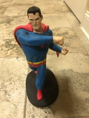 Figura Estatua 2000 GRANDE de Superman de la Edad de Plata Exclusiva de Warner Bros Store GRANDE Foto 1 de 4