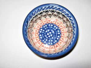 Cerámica Polaca Hecha a Mano Pequeña 3 5/8” Arco Redondo Azul con Corazones Rojos Nuevo Estado - Imagen 1 de 4