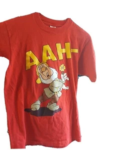 Vtg 90s Snow White Sneezy Red AAH-CHOO T-Shirt Adult Small Dwarfs Disney On Ice - Bild 1 von 7