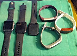 Junk Drawer Lot 6 SMART WATCHES & Fitbits one is an APPLE WATCH Sold as-is Parts - Bild 1 von 7