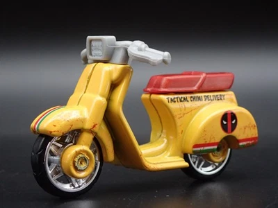 Deadpool Scooter MOTORCYCLE Tattico Peperoncino Consegna 1:64 Modello Auto - Immagine 1 di 4