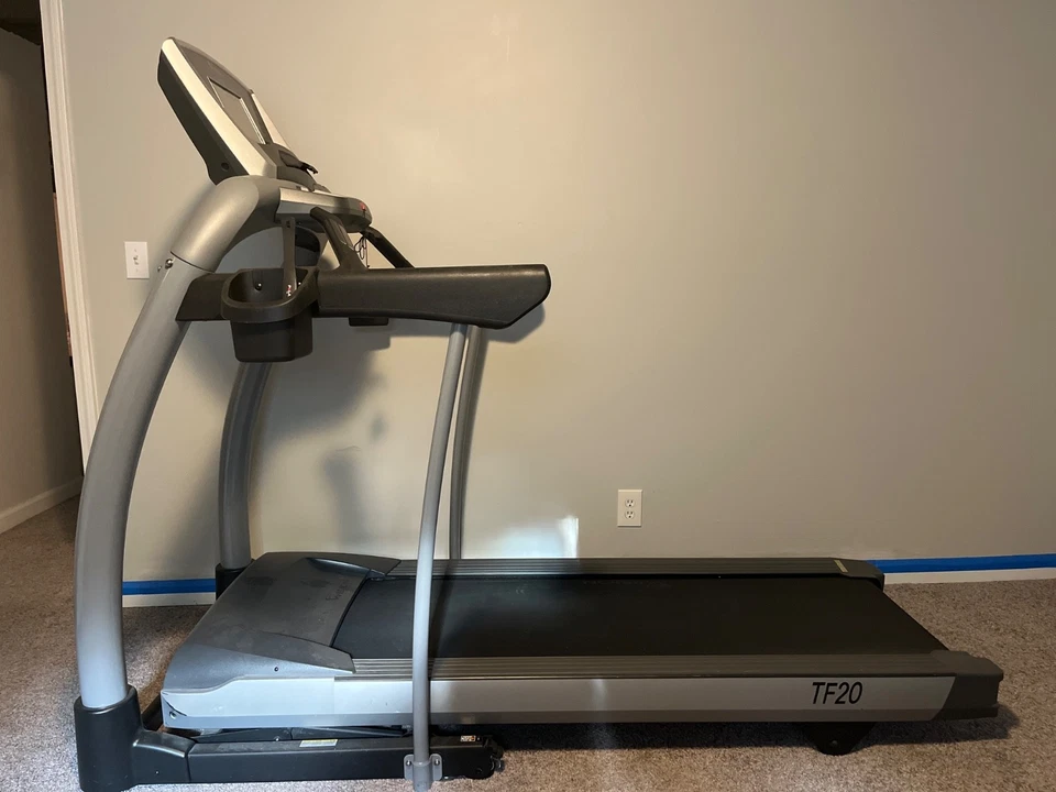 Vision total fitness 20 treadmill, mechanics working, screen freezes - Image 1 of 4