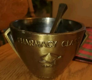 Grande set vintage ottone massiccio CLASSE FARMACIA 1974 Secondum Artem mortaio e pestello Rx! - Foto 1 di 5
