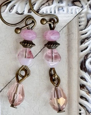 Pequeñas cuentas de bronce y vidrio rosa. Boho Chic. Foto 1 de 4