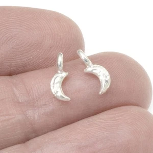 Paquete de 10 dijes de luna creciente de plata pequeños, delicados colgantes celestes para cuero - Imagen 1 de 6