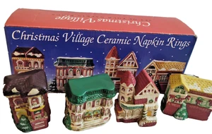 Anillos de servilletas de cerámica Christmas Village de colección W.C. Juego de 4 diseños de decoración navideña - Imagen 1 de 3
