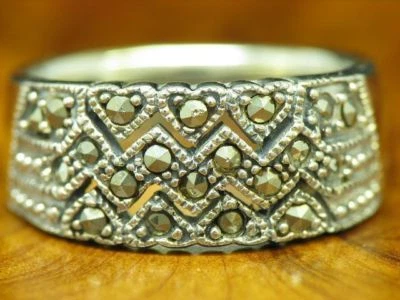 925 Argento Sterling Anello Con Marcasite Ricoperto / Vero Argento/5,8g/RG56 - Immagine 1 di 3