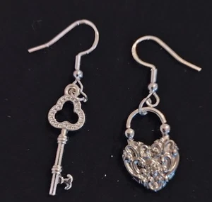 Pendientes colgantes con cerradura de corazón y llave - Imagen 1 de 2