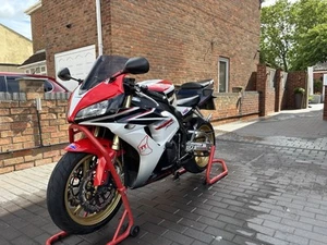 Honda CBR 1000RR Fireblade - Picture 1 of 18