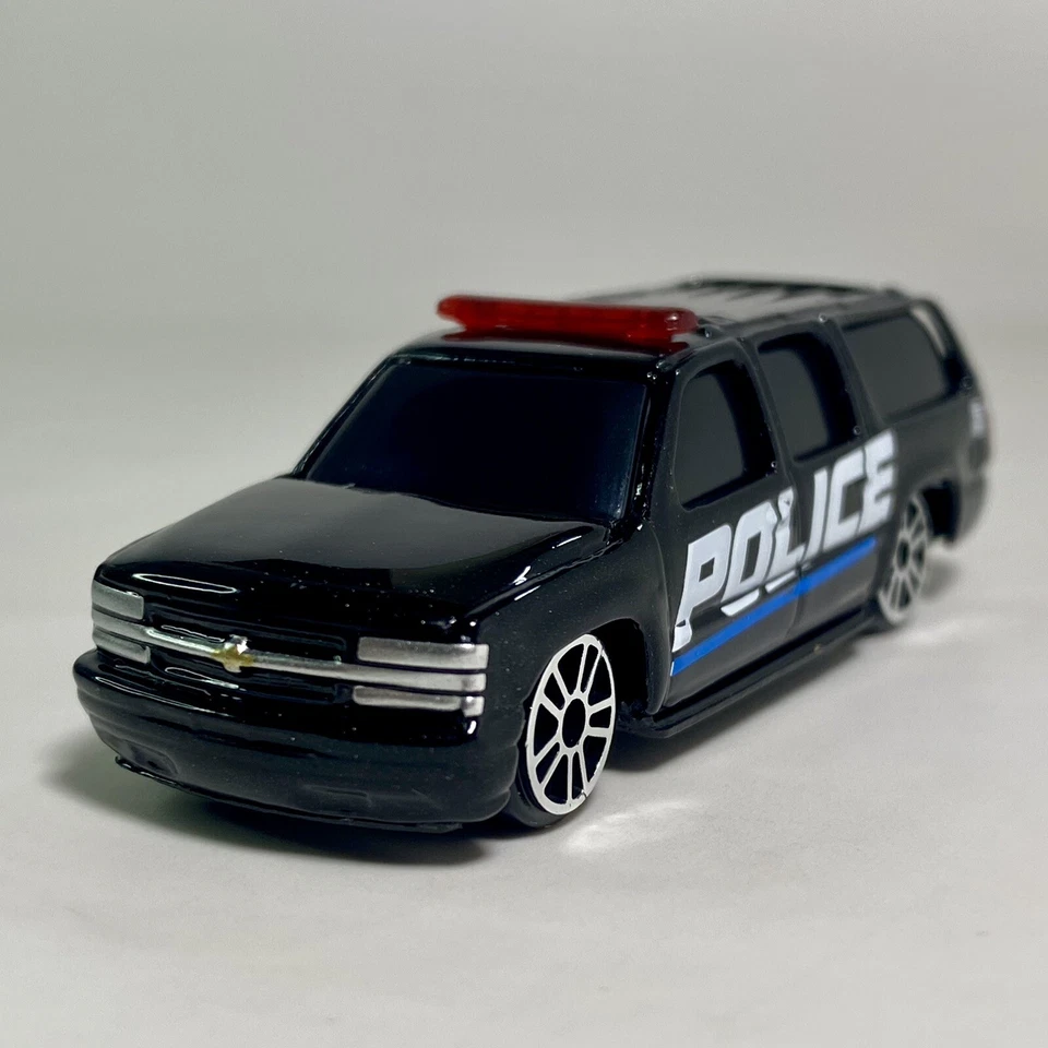 Maisto 2001 Chevrolet Suburban Black 1:64 Diecast Diorama Model Police Car - Image 1 of 4