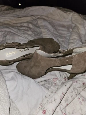 Tacones para mujer Anne Klein, EE. UU. 7,5 M, color topo Foto 1 de 4