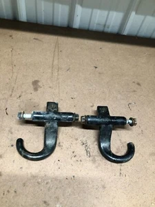1999 - 2006 Silverado GMC Sierra 1500 Front Driver & Passenger Tow Hook Set OEM - Foto 1 di 7