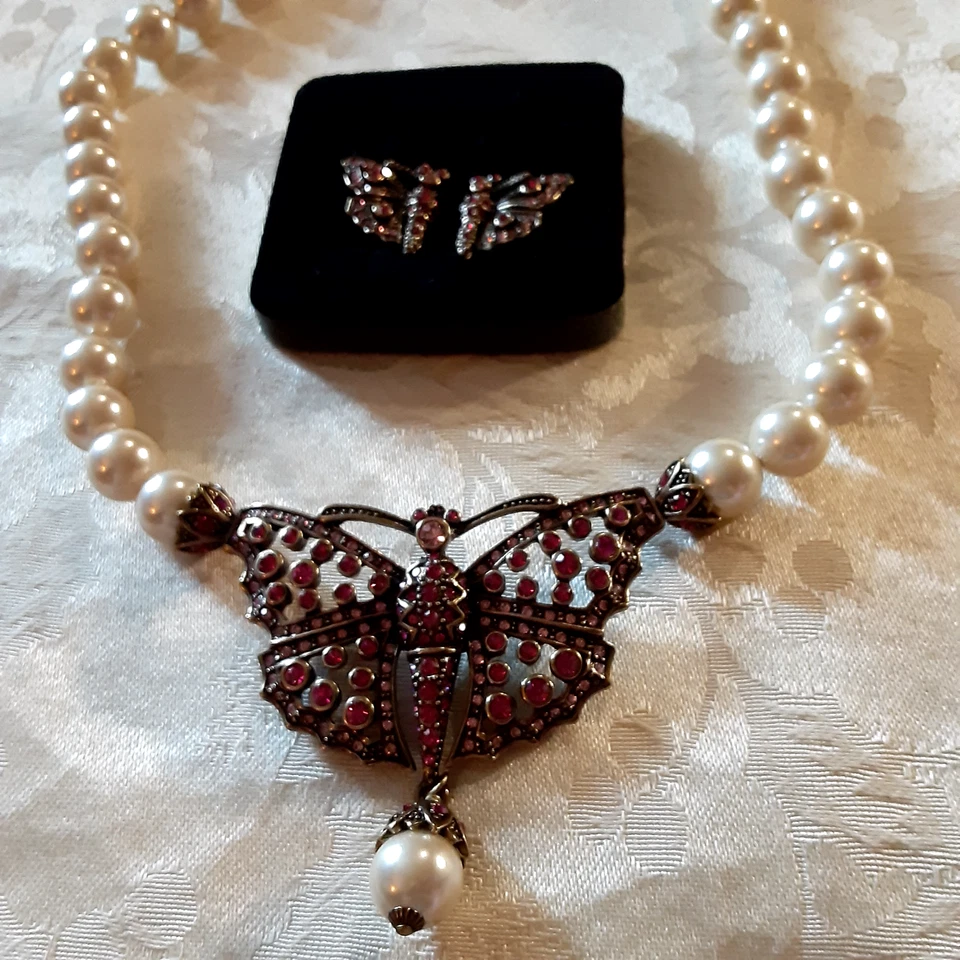 COLLAR MARIPOSA HEIDI DAUS IMITACIÓN PERLA BLANCA Y CRISTAL ROJO con JUEGO DE PENDIENTES Foto 1 de 3