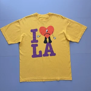 Camisa 2022 Bad Bunny Sofi Stadium Un Verano Sin Ti I Love LA LAKERS Tour Mediana - Imagen 1 de 5
