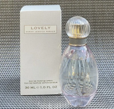 Mujer Sarah Jessica Parker Lovely Perfume Eau De Parfum 30 ml/1,0 oz Foto 1 de 4