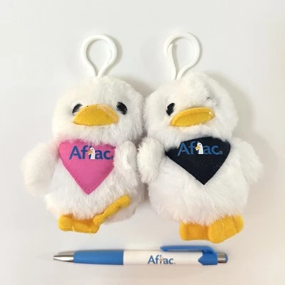 全新 Aflac Duck 钥匙扣 2 件套 粉色 蓝色 + 笔 会说话 毛绒玩具 音频 可正常工作 — 第 1/3 张图片