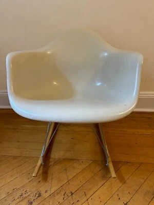 Sillón Eames de plástico moldeado, base basculante de diseño a su alcance Foto 1 de 4