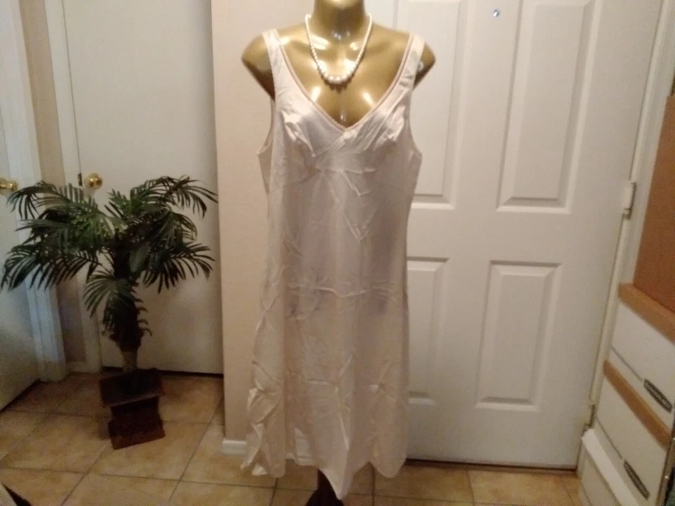 Vestido Vintage Completo Sin Mangas Chemise Europeo Talla M-L Triumph Intl Beige Foto 1 de 4