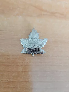 Prendedor de sombrero de hoja de arce de la policía canadiense - Imagen 1 de 2