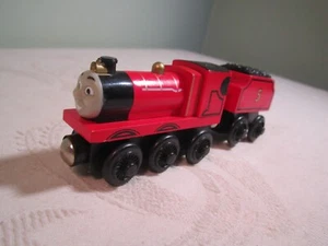 Motor James #5 de madera roja curva de aprendizaje ferroviaria Thomas & Friends con licitación - Imagen 1 de 8