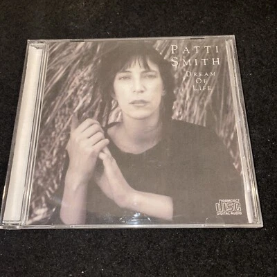 PATTI SMITH • Dream of Life - COVER ART IS NOT ORIGINAL Foto 1 de 4