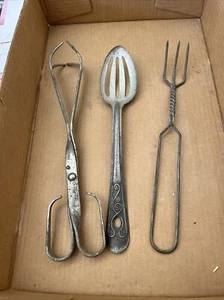 3 Vintage Metall Küchengeräte, Gabelzange Schlitzlöffel - Bild 1 von 4