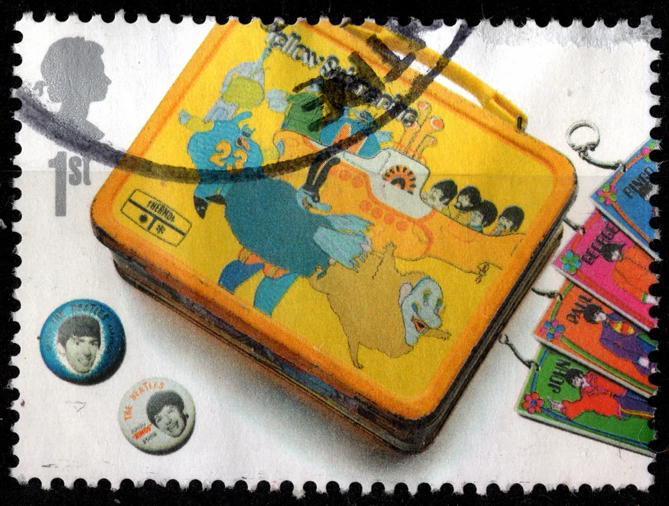 Estampilla de Gran Bretaña Scott #2420b usada en estado bastante bueno primera edición de botones y lonchera de los Beatles Foto 1 de 1