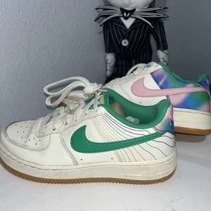 🔥Nike Air Force 1 Schuhe Herren Größe 4Y Weiß Grün Rosa Gummisohle FJ7540-100 W5,5 - Bild 1 von 11