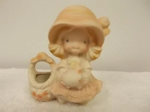 Estatuilla de porcelana bisque vintage UC CTI niña con gorro y cesta - Imagen 1 de 6