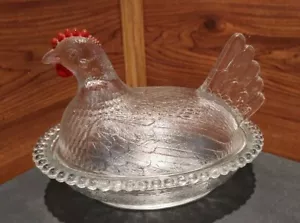1 PLATO CUBIERTO DE GALLINA EN NIDO DE VIDRIO INDIANA TRANSPARENTE VINTAGE CON ACENTOS ROJOS - Imagen 1 de 18