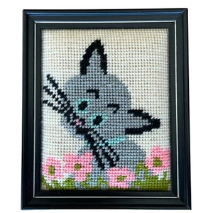1977 Framed Cross-Stitch Grey Cat Pink Flowers 4.75 x 5.75 inches - Bild 1 von 4