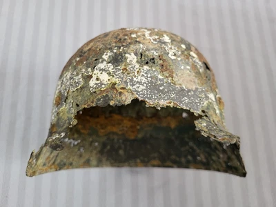WW2 Elmetto tedesco Stahlhelm reliquia in inverno vernice mimetica dal Kurland - Immagine 1 di 4
