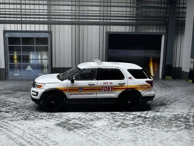 Transporte familiar de bomberos Greenlight 1/64 FDNY Ford Explorer personalizado  Foto 1 de 4