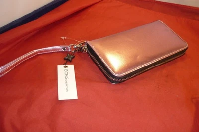BCBGENERATION " BILLETERA KALINA" ROSA METÁLICO VENTA AL POR MENOR $68.00 NUEVA CON ETIQUETAS Foto 1 de 4