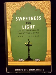 Sweetness & Light An Exposition of Sati Godavari Mataji's Philosophy & Way 1966 - Foto 1 di 6