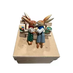 Conejitos besadores alemanes de madera vintage de Pascua Erzgebirge en banco en mesa de amor - Imagen 1 de 9