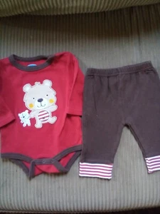 Kleinkind Jungen Outfit Größe 0-3 Monate, rot & braun L/Ärmel BÄR Oberteil & Hose. NEU - Bild 1 von 4