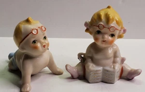 Vintage Japan Baby Junge & Mädchen mit Gläsern Buch & Windelnadeln Porzellan Figuren - Bild 1 von 10