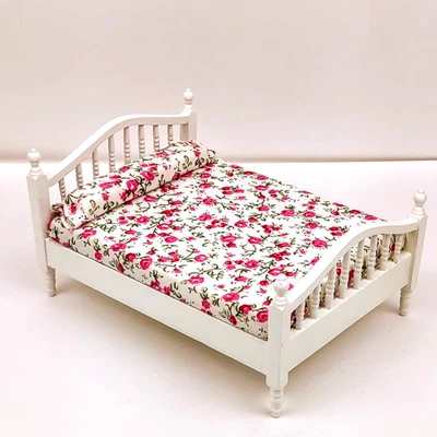 白色主轴双人床带粉红色花卉床上用品1:12复古卧室家具 — 第 1/4 张图片