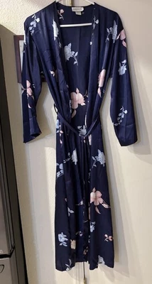 Bata de satén azul oscuro con flores rosa/azul para mujer pequeña cierre de corbata Foto 1 de 4