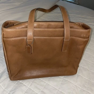 "Bolso de mano Coach Hampton de cuero tostado para computadora portátil 15"" de ancho x 12"" de alto" Foto 1 de 4