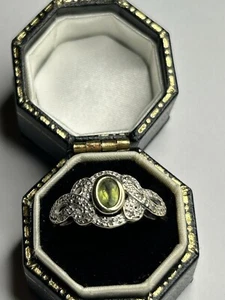 Superb ladies gift! Solid 9ct Gold Peridot & diamond Celtic Knot ring sz L 1/2 - Picture 1 of 4