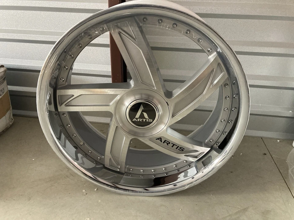 Rueda Lexani Vestavia 24x9 Personalizada Perforada Plateada Mecanizada Cara con Labio Inoxidable Foto 1 de 4